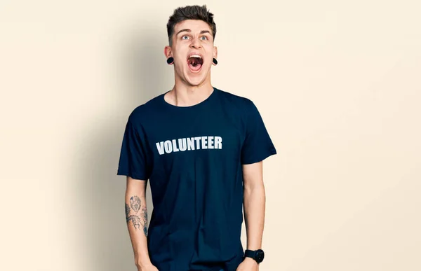 Kulakları Genişlemiş Gönüllü Tişörtü Giymiş Kızgın Kızgın Bağıran Öfkeli Öfkeyle — Stok fotoğraf