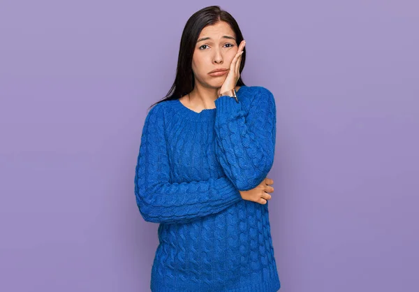 Junge Hispanische Frau Lässiger Kleidung Denkt Müde Und Gelangweilt Von — Stockfoto
