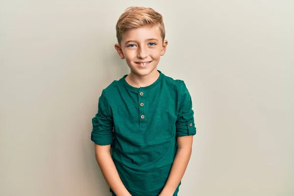 Маленький Кавказький Хлопчик Який Носить Повсякденний Одяг Щасливою Холодною Посмішкою — стокове фото