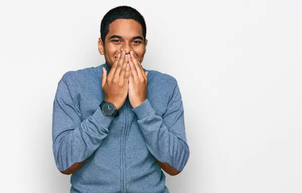 Junger Gutaussehender Hispanischer Mann Lässigem Sweatshirt Lacht Und Kichert Verlegen — Stockfoto
