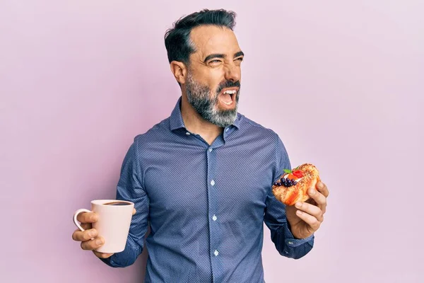 Homem Meia Idade Com Barba Cabelos Grisalhos Bebendo Café Comendo — Fotografia de Stock