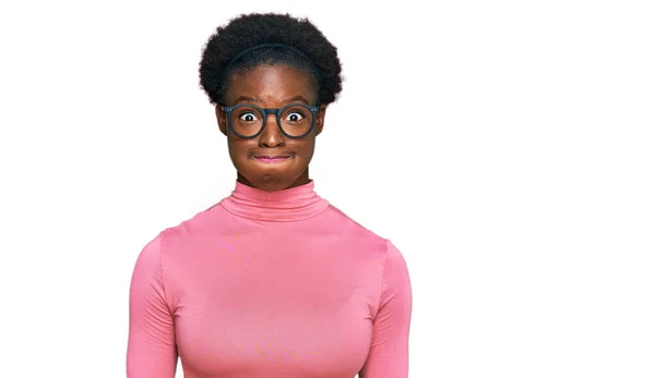 Jovem Menina Afro Americana Vestindo Roupas Casuais Óculos Soprando Bochechas — Fotografia de Stock