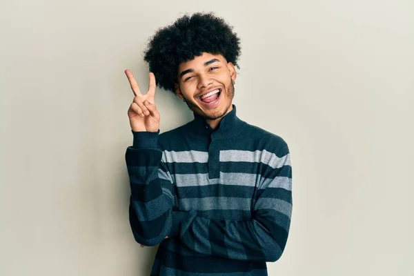 Jovem Americano Africano Com Cabelo Afro Vestindo Roupas Casuais Sorrindo — Fotografia de Stock