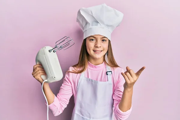 Schöne Brünette Kleine Mädchen Mit Kochmütze Hält Gebäckmixer Elektrischen Mixer — Stockfoto