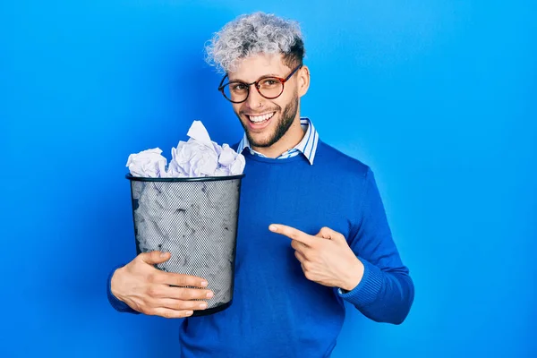 Modern Boyalı Saçlı Buruşuk Kağıtlarla Dolu Kağıt Kutuyla Gülümseyen Genç — Stok fotoğraf