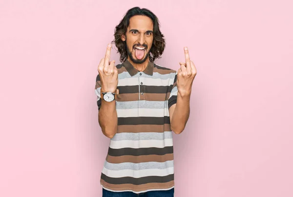 Junger Hispanischer Mann Lässiger Kleidung Der Den Mittelfinger Zeigt Wie — Stockfoto