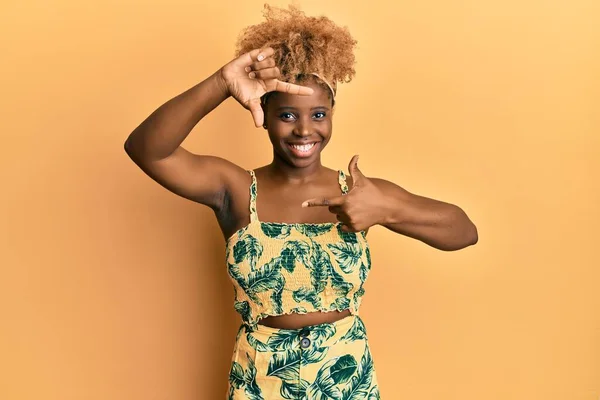 Junge Afrikanerin Mit Afro Haaren Sommerkleid Lächelnd Mit Händen Und — Stockfoto