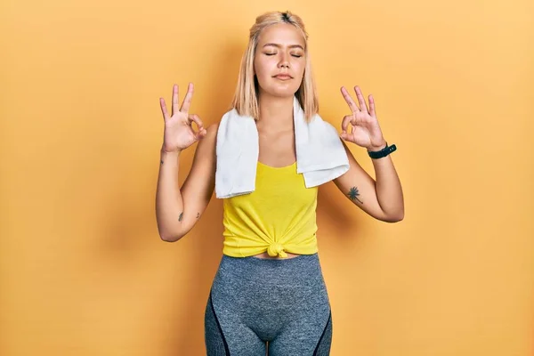 Vacker Blond Sport Kvinna Bär Träningskläder Avslappnad Och Ler Med — Stockfoto