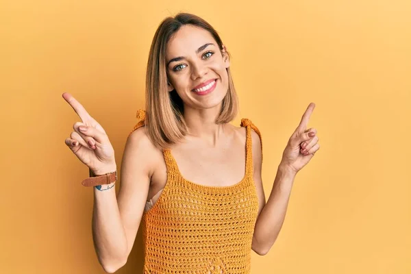 Ung Kaukasiska Blond Kvinna Bär Casual Gul Shirt Leende Säker — Stockfoto