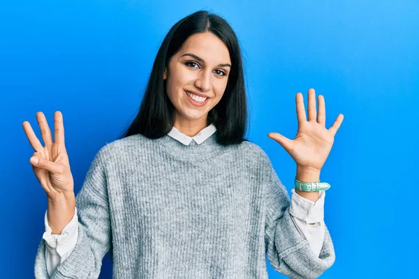 Mulher Hispânica Jovem Vestindo Roupas Casuais Mostrando Apontando Para Cima — Fotografia de Stock