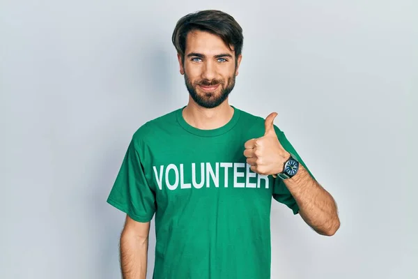 Jovem Hispânico Vestindo Shirt Voluntária Fazendo Polegares Felizes Gesto Com — Fotografia de Stock