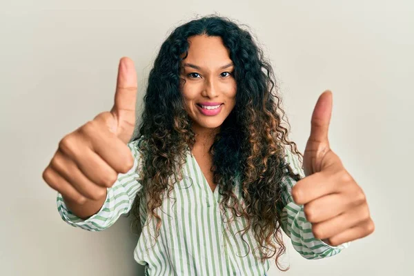 Giovane Donna Latina Che Indossa Abiti Casual Approvare Facendo Gesto — Foto Stock