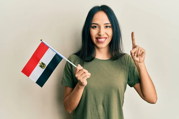 Joven Chica Hispana Sosteniendo Bandera Egipcia Sonriendo Con Una Idea — Foto de Stock