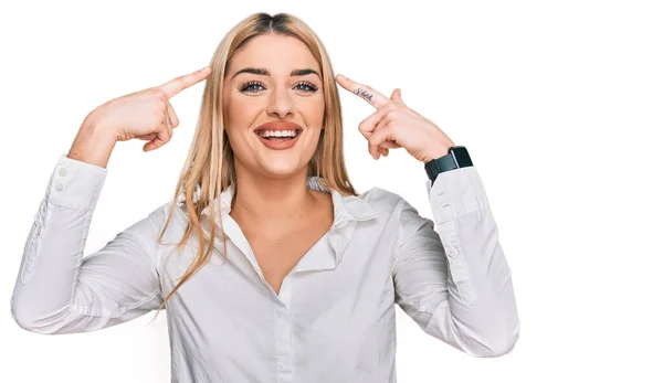 Mujer Caucásica Joven Con Ropa Casual Sonriendo Apuntando Cabeza Con — Foto de Stock