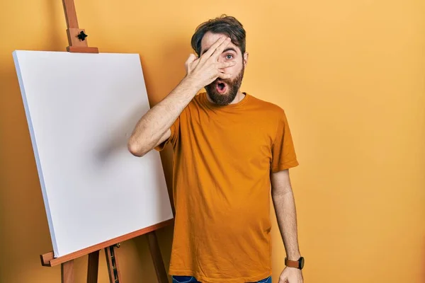 Uomo Caucasico Con Barba Piedi Pittore Cavalletto Stand Sbirciando Shock — Foto Stock