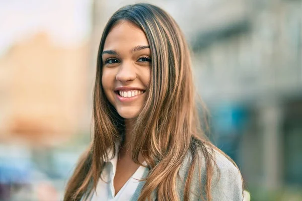 Junge Lateinamerikanische Geschäftsfrau Lächelt Glücklich Der Stadt — Stockfoto