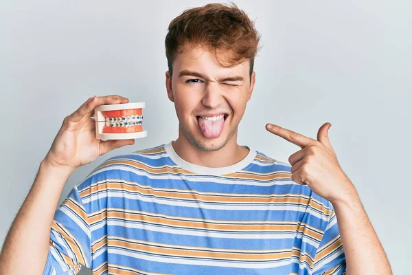 Joven Caucásico Hombre Sosteniendo Dentadura Postiza Palpitante Fuera Feliz Con — Foto de Stock