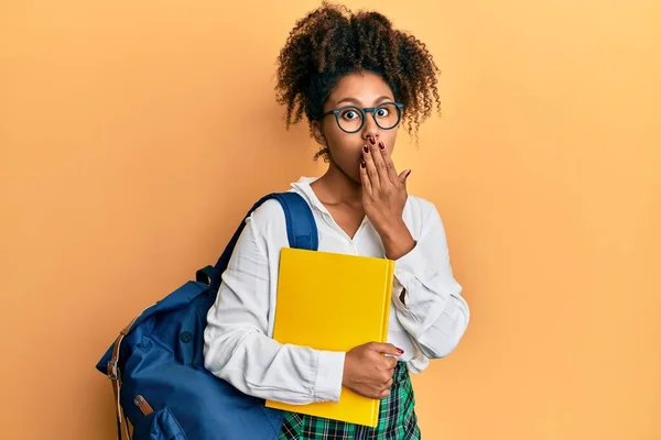 Vacker Afrikansk Amerikansk Kvinna Med Afro Hår Bär Skolväska Och — Stockfoto