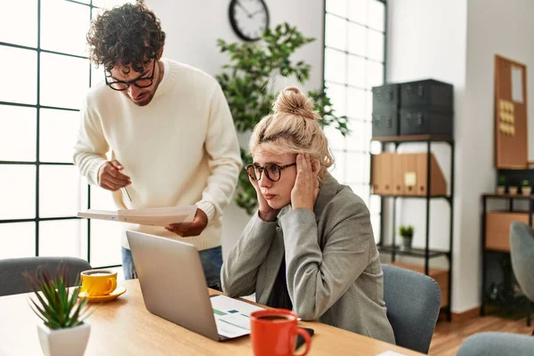 Empresária Sobrecarregada Estressada Seu Chefe Escritório — Fotografia de Stock