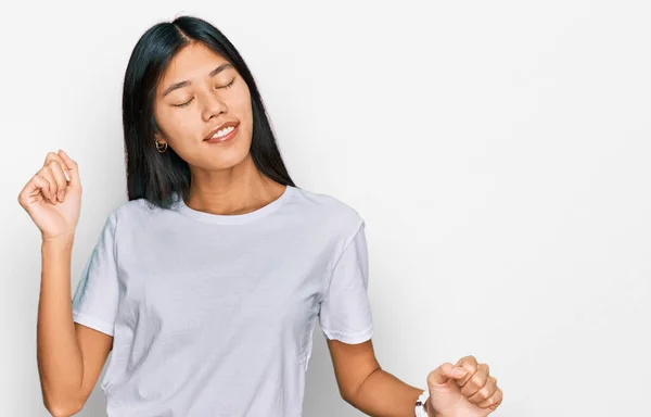 Bela Jovem Ásia Mulher Vestindo Casual Branco Shirt Dançando Feliz — Fotografia de Stock