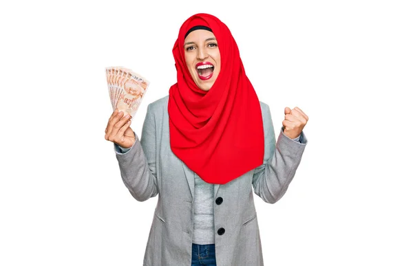 Gyönyörű Spanyol Iszlám Hidzsábot Visel Kezében Török Líra Bankjegyek Sikoltozó — Stock Fotó