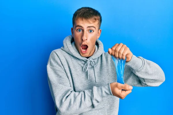 Junge Kaukasische Mann Mit Schleim Angst Und Schockiert Mit Überraschung — Stockfoto