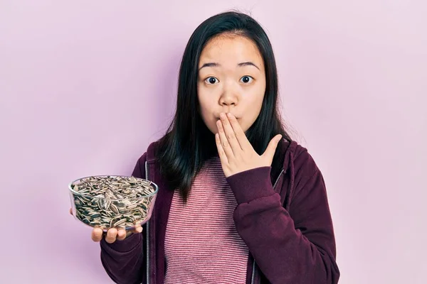 Jong Chinees Meisje Met Zonnebloempitten Kom Bedekken Mond Met Hand — Stockfoto