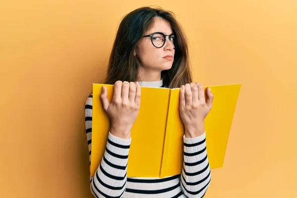 Mujer Caucásica Joven Leyendo Libro Con Gafas Escépticas Nerviosas Frunciendo — Foto de Stock