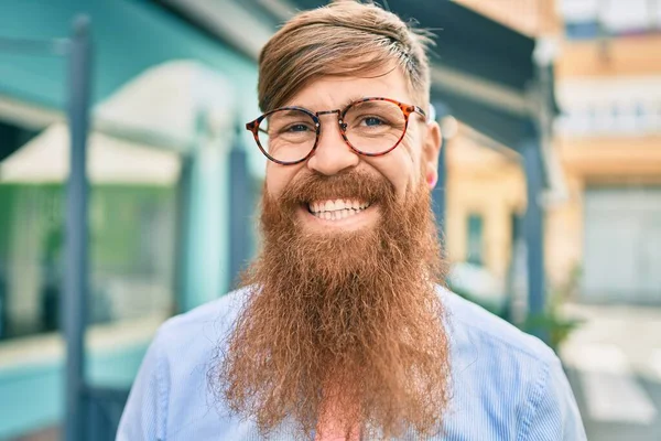 Uzun sakallı, genç, kızıl saçlı işadamı şehire doğru mutlu adımlarla yürüyordu..