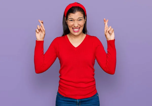 Jonge Latijns Amerikaanse Vrouw Casual Kleding Gekruiste Vinger Gekruist Glimlachend — Stockfoto