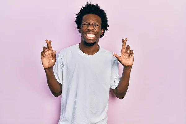Junger Afrikanisch Amerikanischer Mann Lässigem Weißem Shirt Gestikuliert Mit Erhobenem — Stockfoto