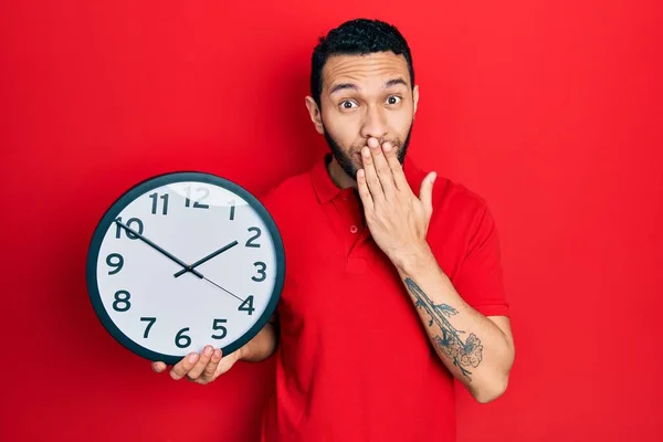 Uomo Ispanico Con Barba Che Tiene Grande Orologio Che Copre — Foto Stock