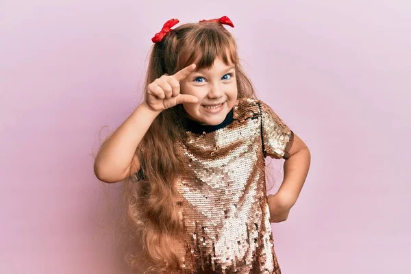 Маленька Кавказька Дівчинка Святковому Платті Блискітками Посміхається Впевнено Жестикулює Рукою — стокове фото
