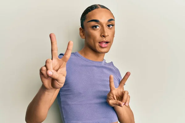 Homem Hispânico Vestindo Maquiagem Cabelos Longos Vestindo Camiseta Casual Sorrindo — Fotografia de Stock