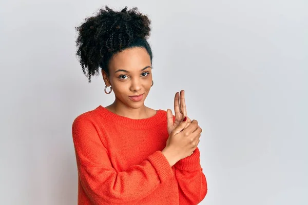 Jovem Afro Americana Vestindo Roupas Casuais Segurando Arma Simbólica Com — Fotografia de Stock