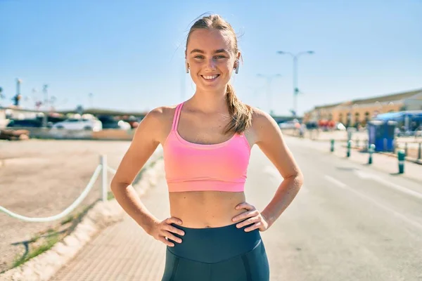 Jonge Blonde Sportvrouw Met Behulp Van Oortelefoons Doen Oefening Stad — Stockfoto