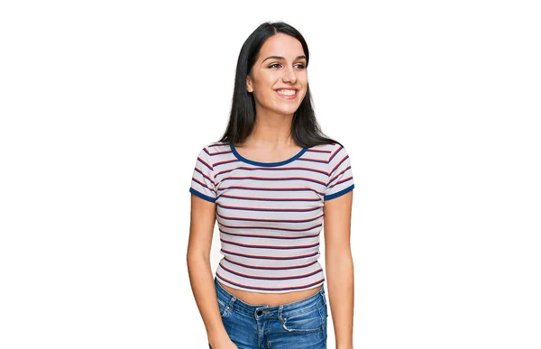 Joven Chica Hispana Vistiendo Una Camiseta Rayas Casuales Mirando Hacia — Foto de Stock