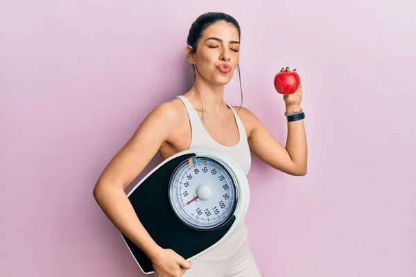 Ung Latinamerikansk Kvinna Sportkläder Som Håller Våg Och Äpple Som — Stockfoto