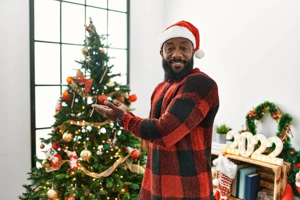 Африканский Американец Шляпе Санта Клауса Стоит Рождественской Елки Указывая Сторону — стоковое фото