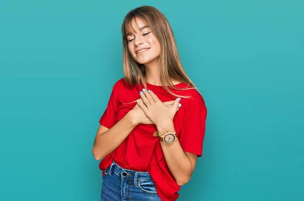 Gündelik Kırmızı Tişört Giyen Göğsünde Elleri Kapalı Yüzünde Minnet Ifadesi — Stok fotoğraf