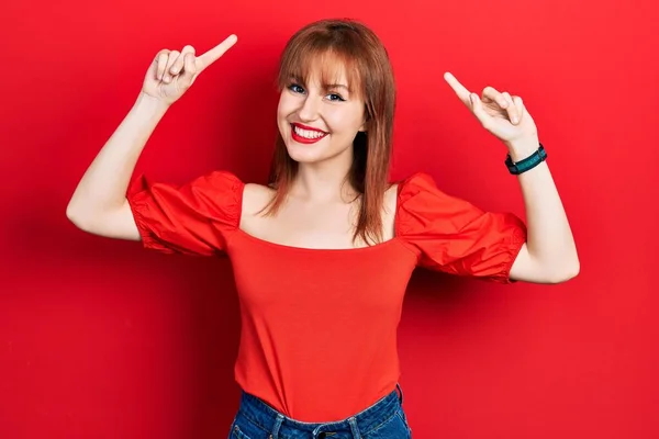 Jeune Femme Rousse Portant Shirt Rouge Décontracté Souriant Pointant Vers — Photo