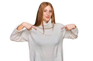 Kış süveteri giyen genç İrlandalı bir kadın. Kendine güvenen, yüzünde gülümseme olan, kendini gururlu ve mutlu gösteren bir kadın.. 