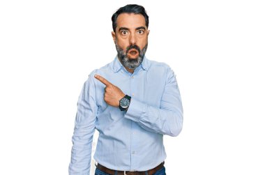 Sakallı, iş gömleği giyen orta yaşlı bir adam parmaklarıyla yüzünü göstererek şaşırdı, ağzı açık hayret içinde kaldı.. 