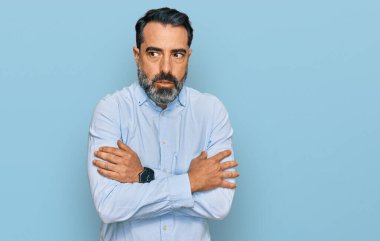 Orta yaşlı sakallı, iş gömleği giyen, kış soğuğu için titreyen ve donan suratında üzgün ve şok ifadesi olan bir adam. 