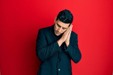 Yakışıklı İspanyol bir adam iş kıyafetleri içinde uyur. Yorgun düşler kurar, elleriyle poz verir, gözleri kapalı gülümserdi.. 