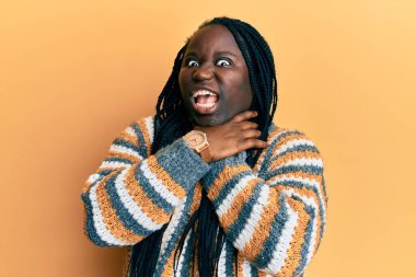 Saçları örgülü genç siyahi bir kadın sıradan bir kazak giyer ve boğularak ölür. Sağlık problemi. Boğulma ve intihar konsepti. 