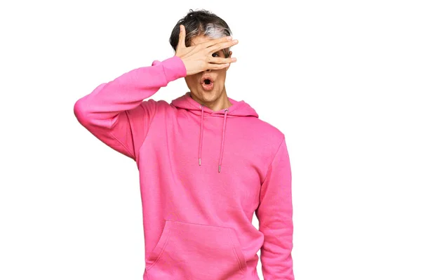 Junger Hispanischer Mann Lässigem Rosafarbenem Sweatshirt Der Schockiert Gesicht Und — Stockfoto