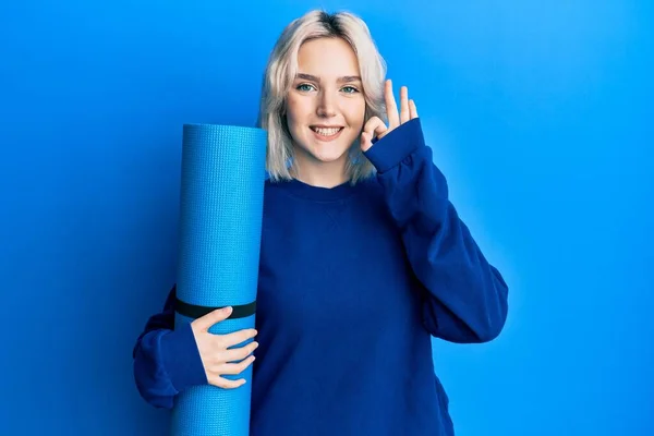 Jong Blond Meisje Met Yoga Mat Doen Teken Met Vingers — Stockfoto
