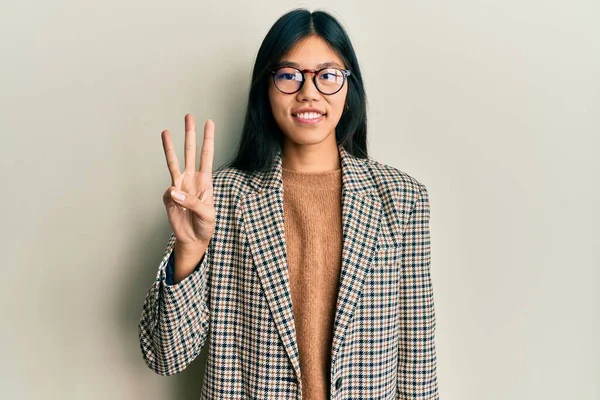 Fiatal Kínai Üzleti Stílusban Szemüvegben Mutatva Mutatva Hármas Számú Ujjal — Stock Fotó