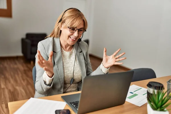 Middelbare Leeftijd Call Center Agent Met Videogesprek Met Behulp Van — Stockfoto